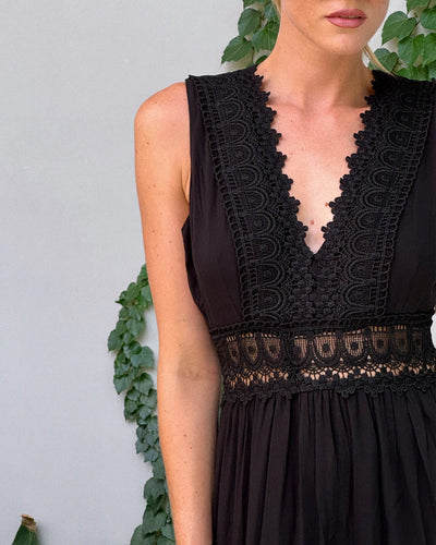 Alyssa – lace-kissed elegance