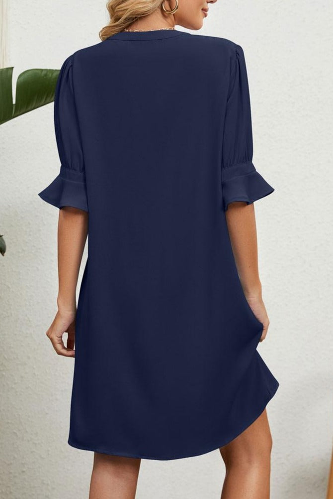 Emélie – subtle elegance in a flowing V-neck dress