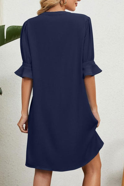 Emélie – subtle elegance in a flowing V-neck dress