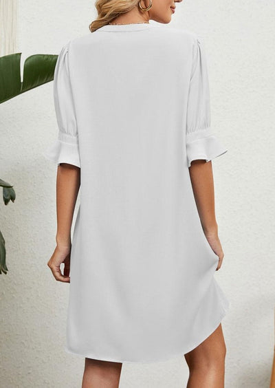 Emélie – subtle elegance in a flowing V-neck dress