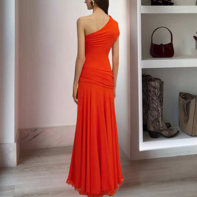 SARAH – OFF-SHOULDER ELEGANCE IN A FLOATING SILHOUETTE