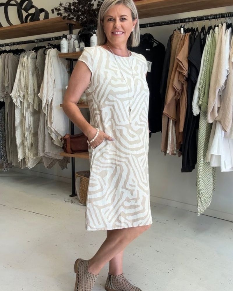 NELIA – SUNLIT EASE WITH A PLAYFUL PRINT
