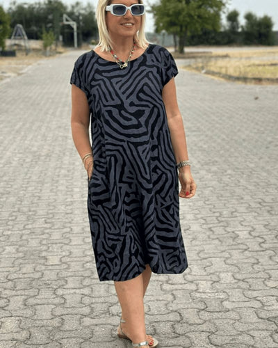 NELIA – SUNLIT EASE WITH A PLAYFUL PRINT