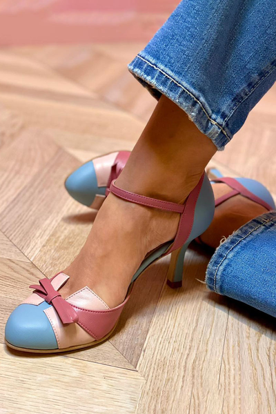 BELLAROSA – PLAYFUL CHARM WITH A COLORFUL BOW