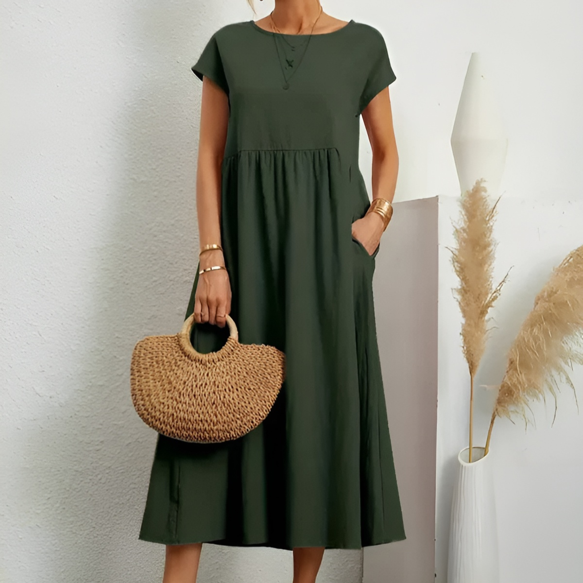 CATHERINE – TIMELESS GRACE IN A FLUID SILHOUETTE