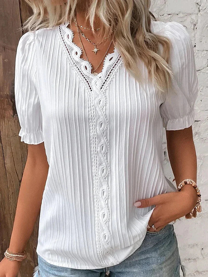 BEA – CHARMING BLOUSE WITH ELEGANT ACCENTS
