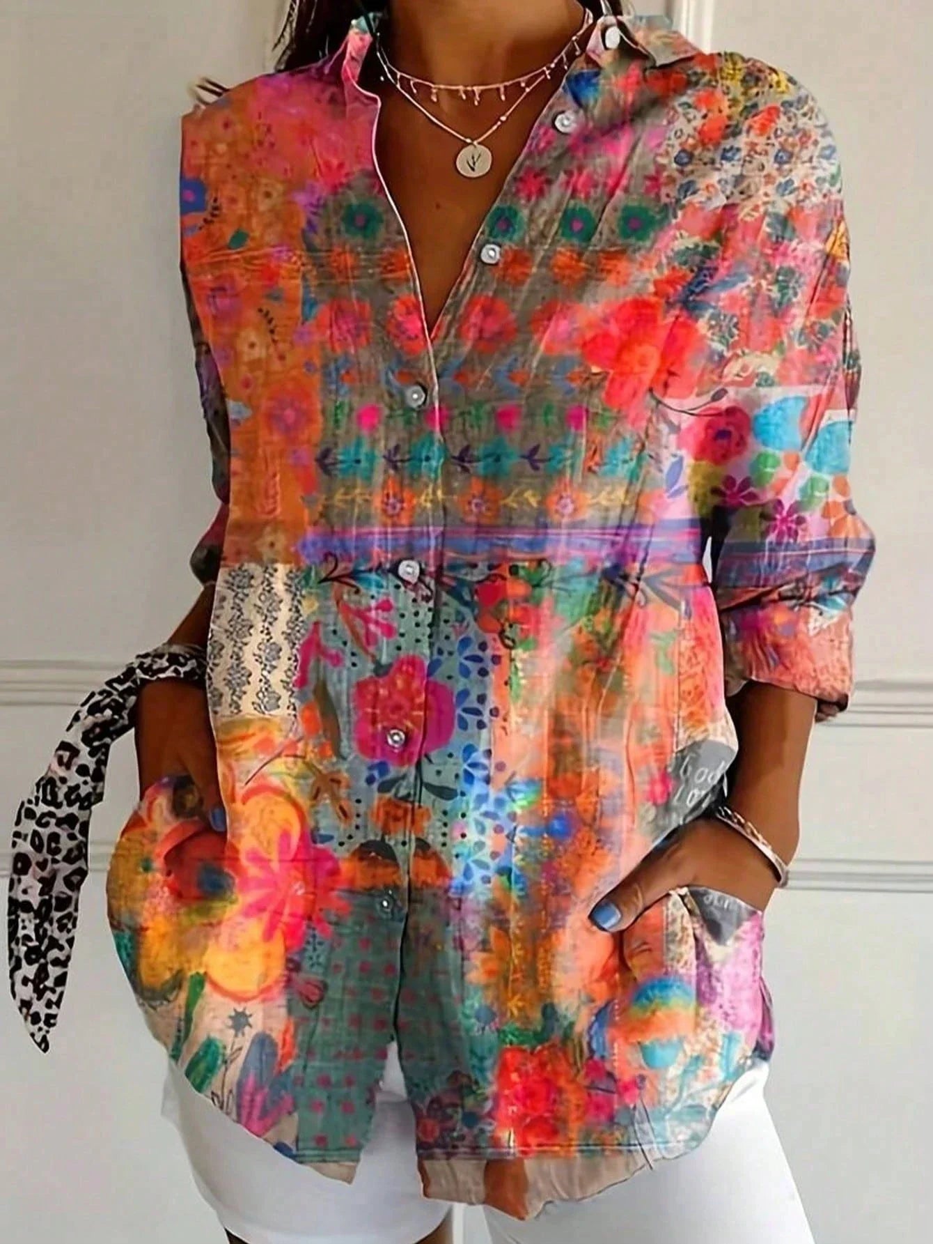 ANNIKA – COLORFUL BLOUSE WITH A PLAYFUL PRINT CHARM