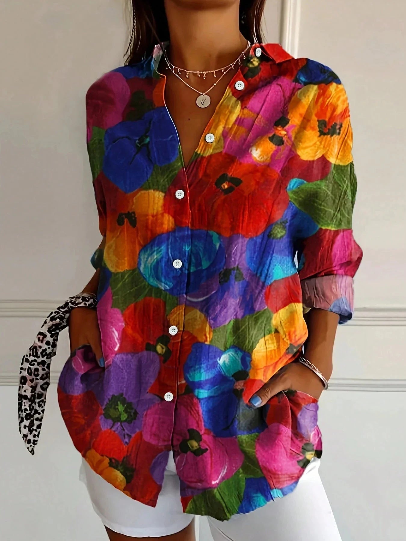 ANNIKA – COLORFUL BLOUSE WITH A PLAYFUL PRINT CHARM