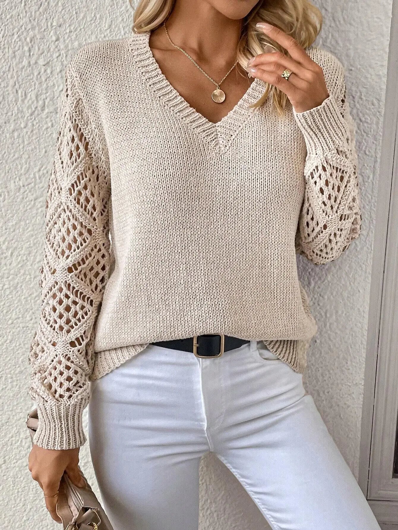 DAISY – V-NECK SWEATER WITH SOFT CHARM
