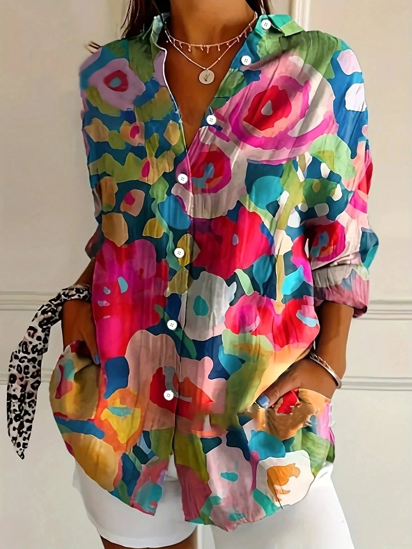 ANNIKA – COLORFUL BLOUSE WITH A PLAYFUL PRINT CHARM