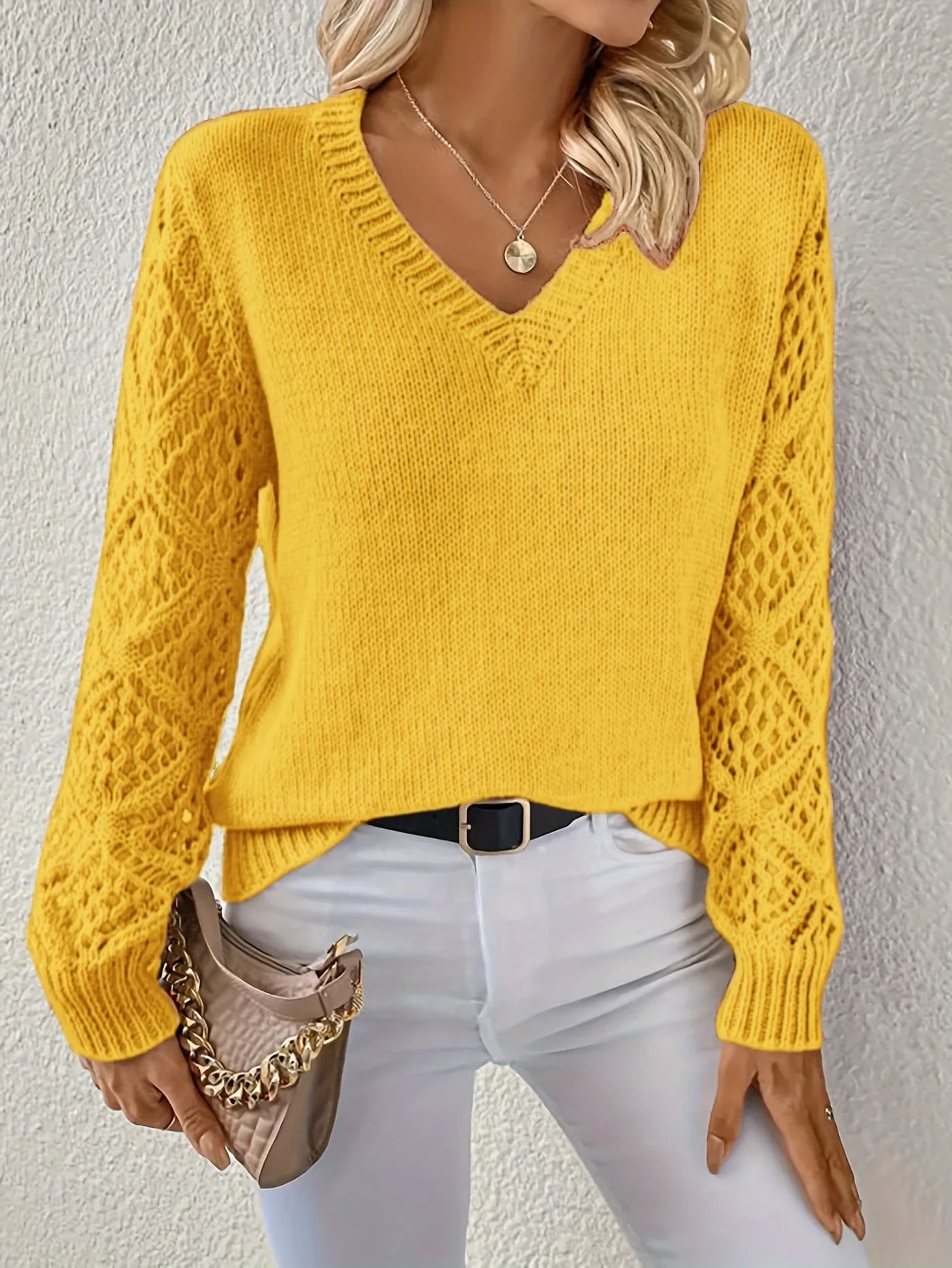 DAISY – V-NECK SWEATER WITH SOFT CHARM