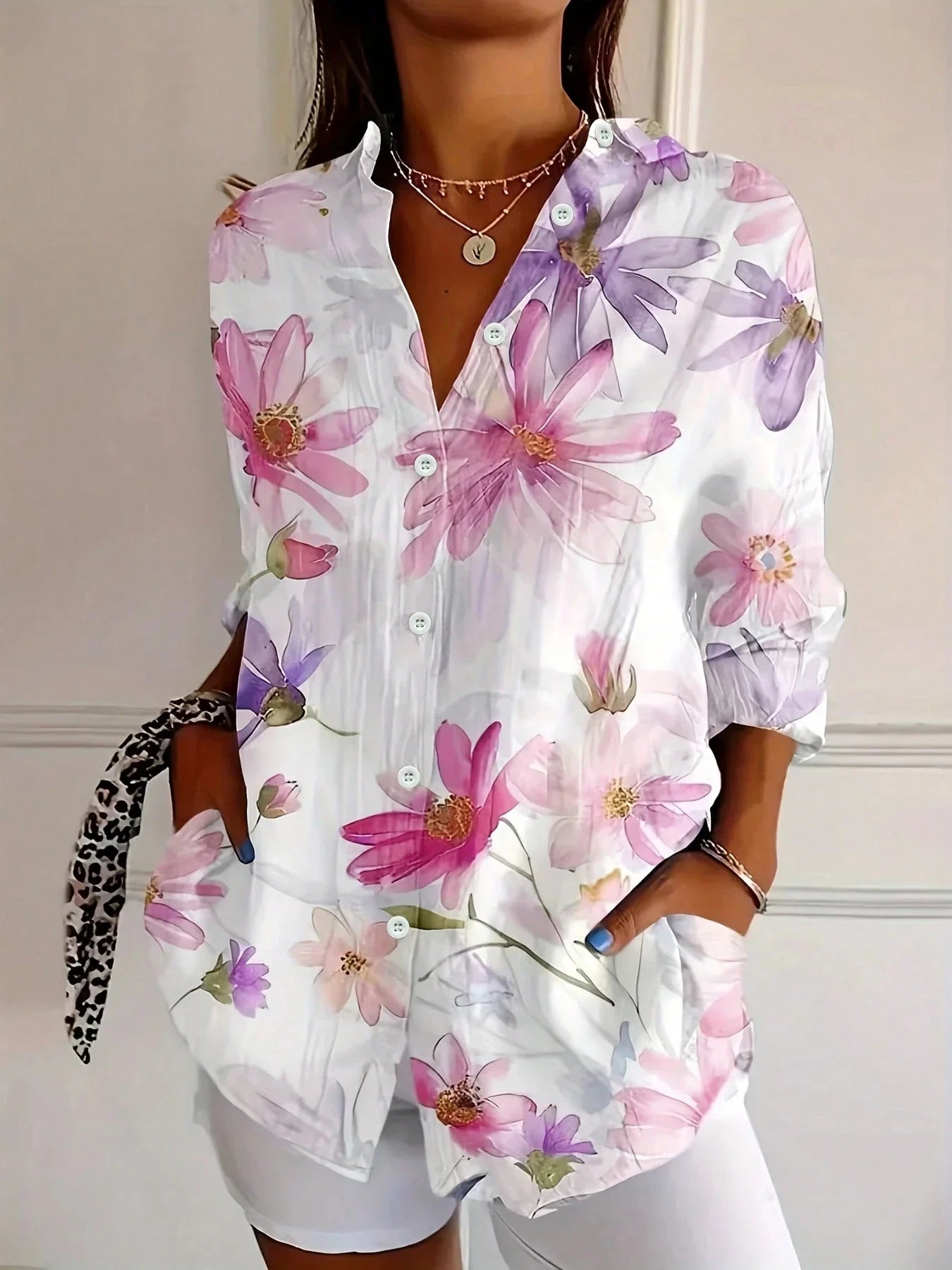 ANNIKA – COLORFUL BLOUSE WITH A PLAYFUL PRINT CHARM