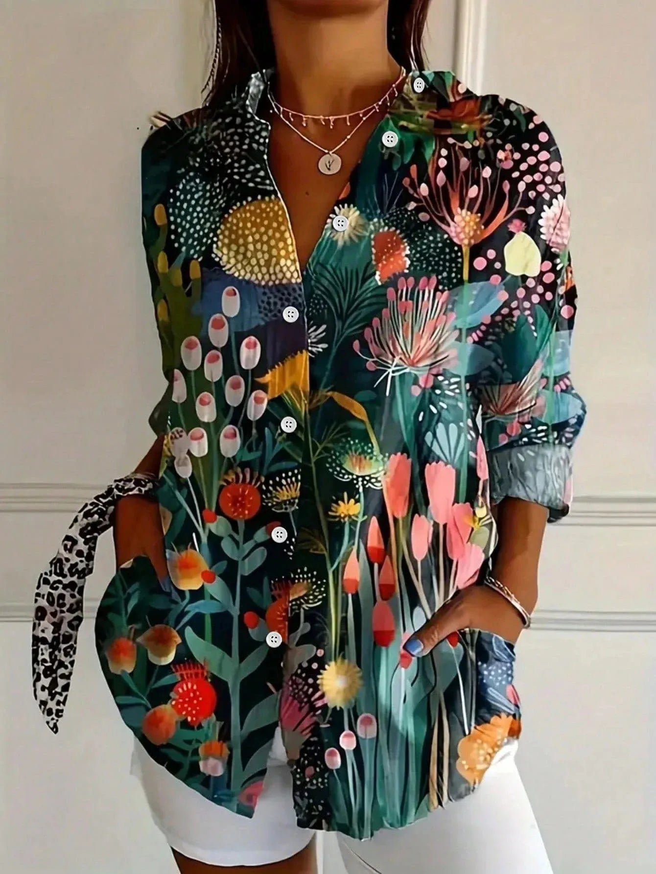 ANNIKA – COLORFUL BLOUSE WITH A PLAYFUL PRINT CHARM