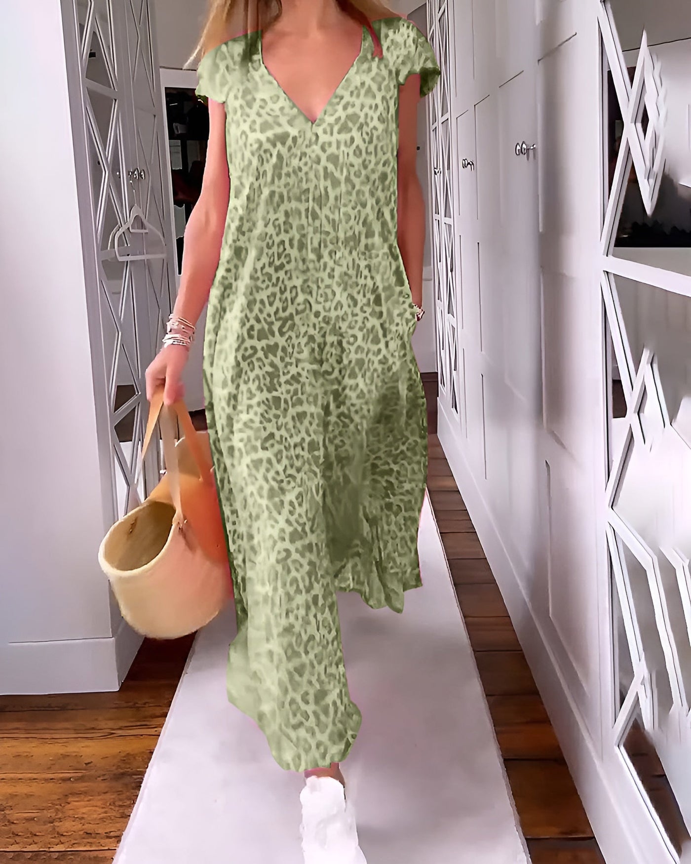 VÉRONIQUE – FLOWING V-NECK MAXI WITH SUMMER PRINT CHARM